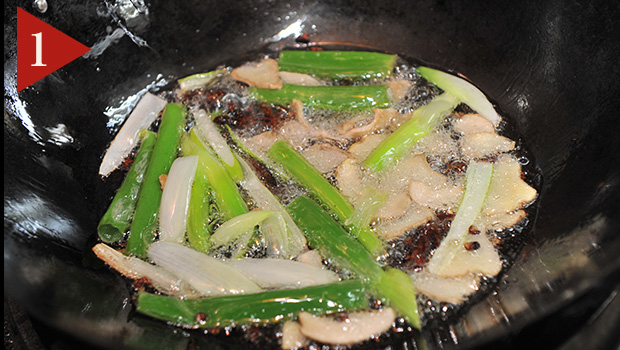 油で材料を熱する